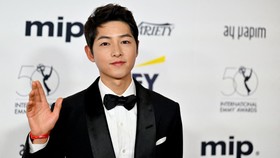 Song Joong-ki Sempat Main Games Bareng Fan: Susah Banget!