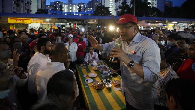 Sejumlah warga Malaysia menyambut gembira terpilihnya Anwar Ibrahim sebagai perdana menteri negara itu.