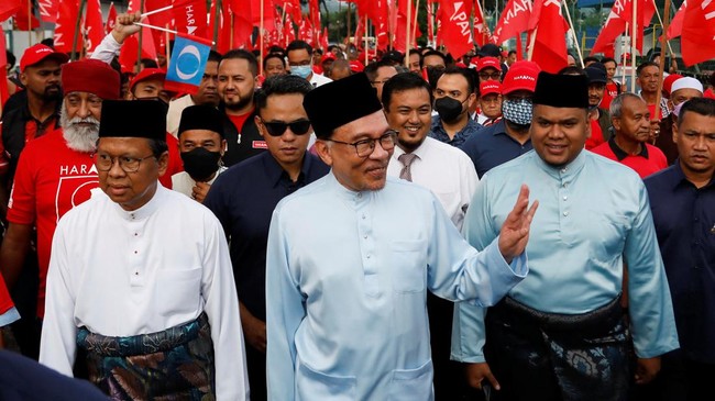 Sejumlah warga Indonesia turut girang usai Raja Malaysia Al-Sultan Abdullah memilih Anwar Ibrahim jadi Perdana Menteri pada Kamis (24/11).