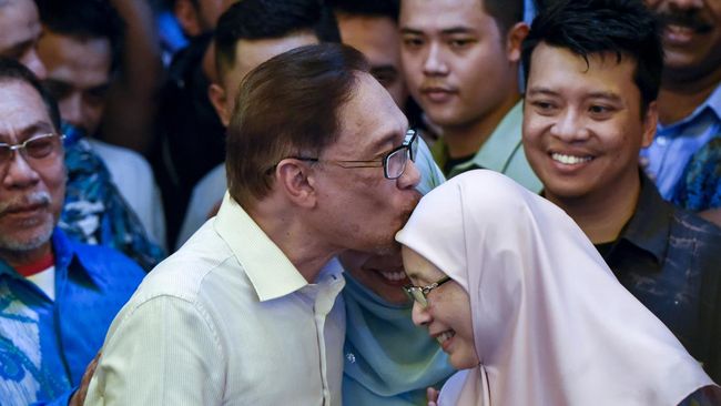 Setelah dua dekade penantian, Anwar Ibrahim akhirnya resmi dilantik menjadi perdana menteri Malaysia pada hari ini, Kamis (24/11).