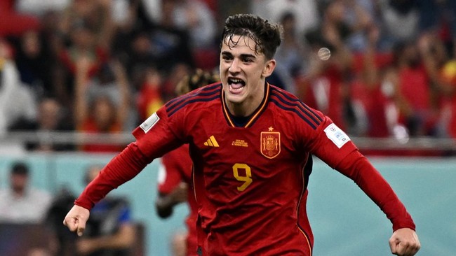 Pemain muda Spanyol Gavi mengikuti jejak Pele usai mencetak gol saat mengalahkan Kosta Rika 7-0 dalam laga Grup E Piala Dunia 2022.