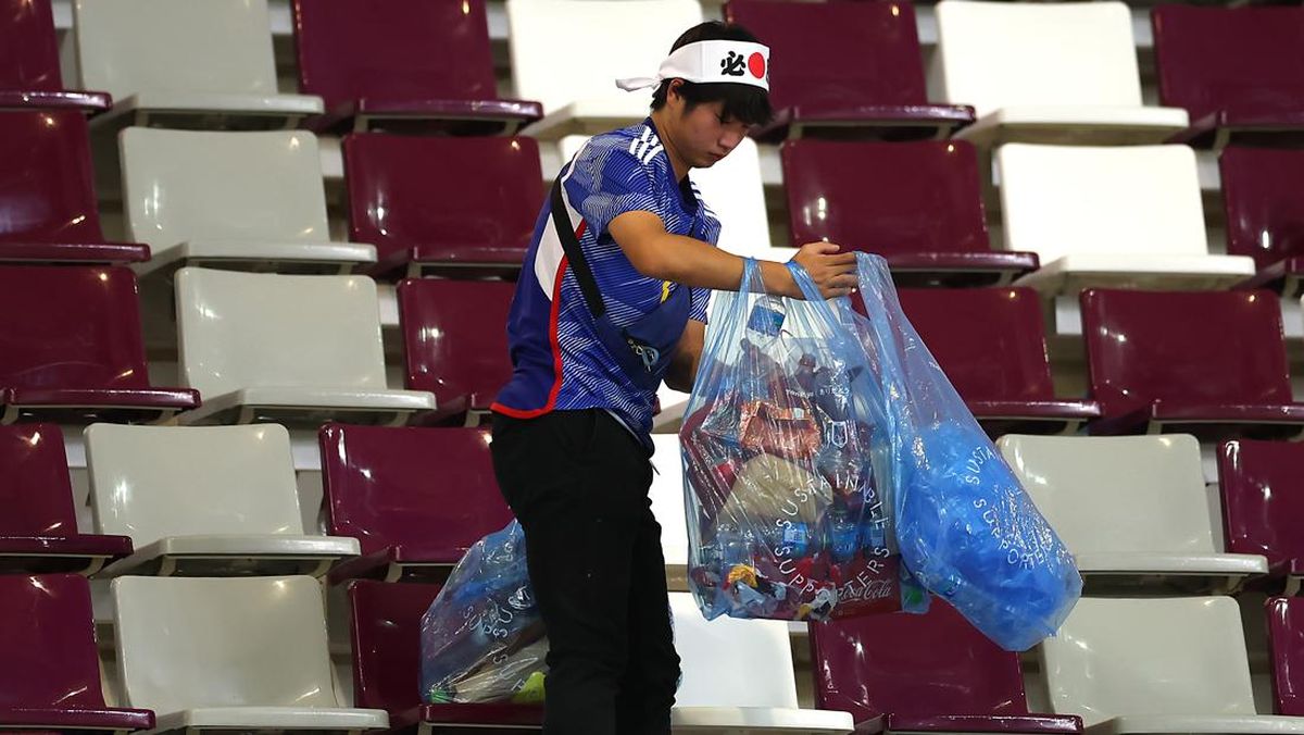 Aksi Bersih-bersih Fan Jepang Dianggap Standar Ganda