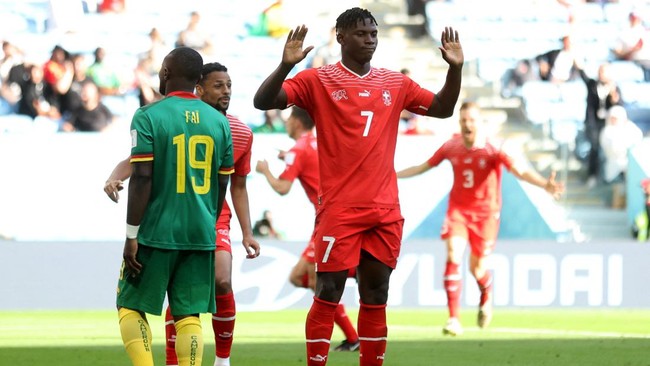 Striker Swiss Breel Embolo tidak merayakan gol ke gawang Kamerun pada babak penyisihan Grup F Piala Dunia 2022 di Stadion Al Janoub, Kamis (24/11).