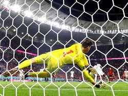 Courtois Tepis Penalti Davies, Belgia Menang Tipis