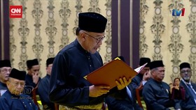 VIDEO: Anwar Ibrahim Resmi Dilantik Menjadi PM Baru Malaysia