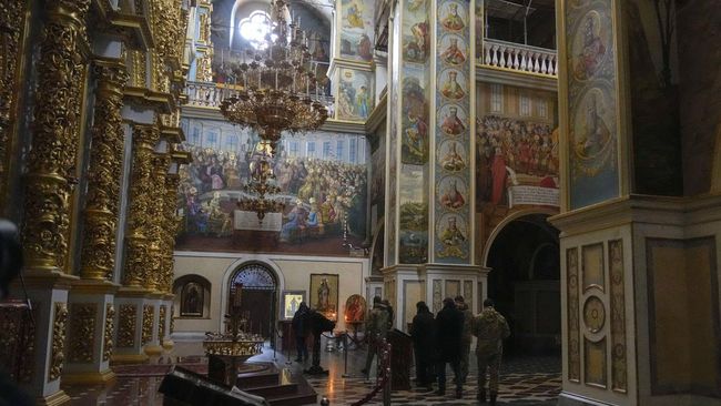 FOTO: Ukraina Geledah Gereja Ortodoks 1.000 Tahun