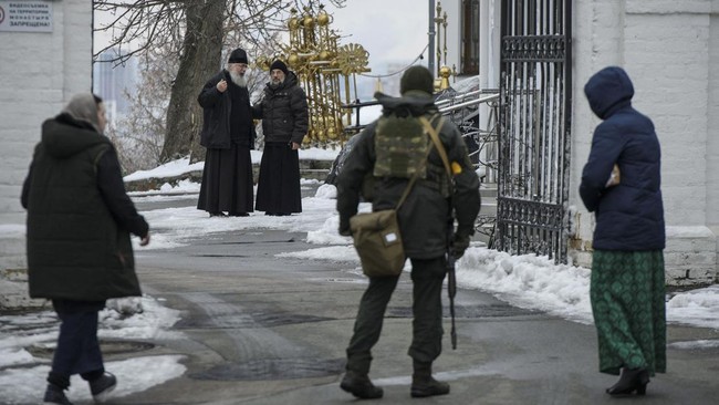 Dinas keamanan khusus Ukraina menggeledah kompleks gereja kristen ortodoks di Kyiv untuk mencegah aksi mata-mata Rusia.