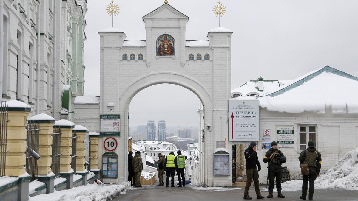 FOTO: Ukraina Geledah Gereja Ortodoks 1.000 Tahun