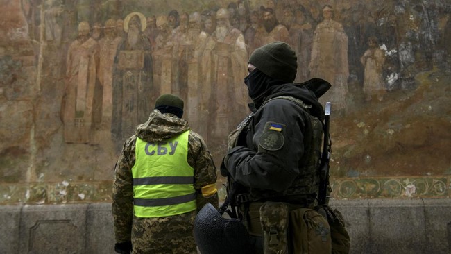FOTO: Ukraina Geledah Gereja Ortodoks 1.000 Tahun
