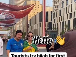 Viral Turis Coba Pertama Kali Pakai Hijab Saat Nonton Piala Dunia di Qatar