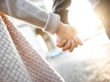 Makna dari Cara Berpegangan Ternyata Beda-beda, Bunda Sudah Tahu?