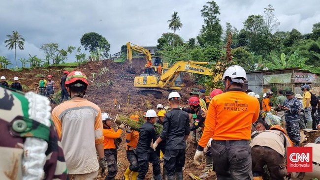 Sejumlah alat berat mulai dikerahkan untuk membantu proses pencarian korban gempa Cianjur, Jumat (25/11).