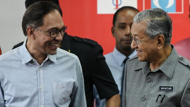 Politikus senior Mahathir Mohamad mengucapkan selamat kepada Anwar Ibrahim yang akhirnya dilantik menjadi perdana menteri Malaysia pada Kamis (24/11).