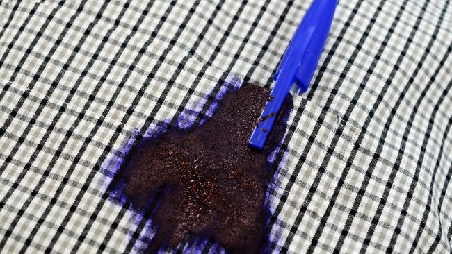 Daripada baju jadi tidak terpakai, tak ada salahnya untuk mencoba menghilangkan nodanya. Berikut cara menghilangkan noda tinta di baju kesayangan Anda.