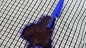9 Cara Menghilangkan Noda Tinta di Baju yang Membandel