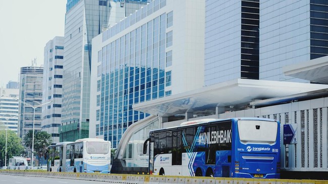 Sebagai ibu kota dengan pusat pemerintahan sekaligus ekonomi, Jakarta pernah punya beragam moda transportasi berbasis rel listrik maupun minibus sejak dulu.