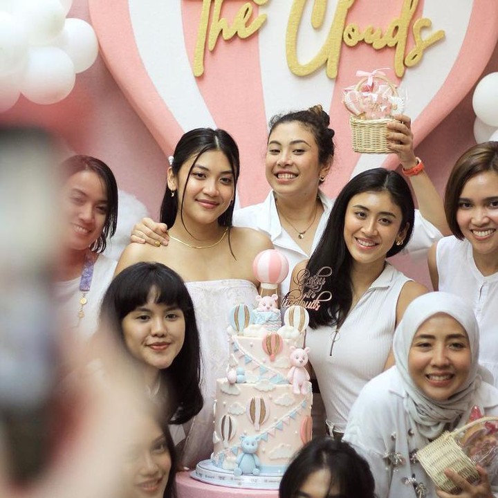 <p>Canti Tachril baru saja mengadakan acara baby shower menjelang kelahiran anak pertamanya. Acara ini dihadiri teman-teman dekat Canti, Bunda. (Foto: Instagram @cantitachril)</p>