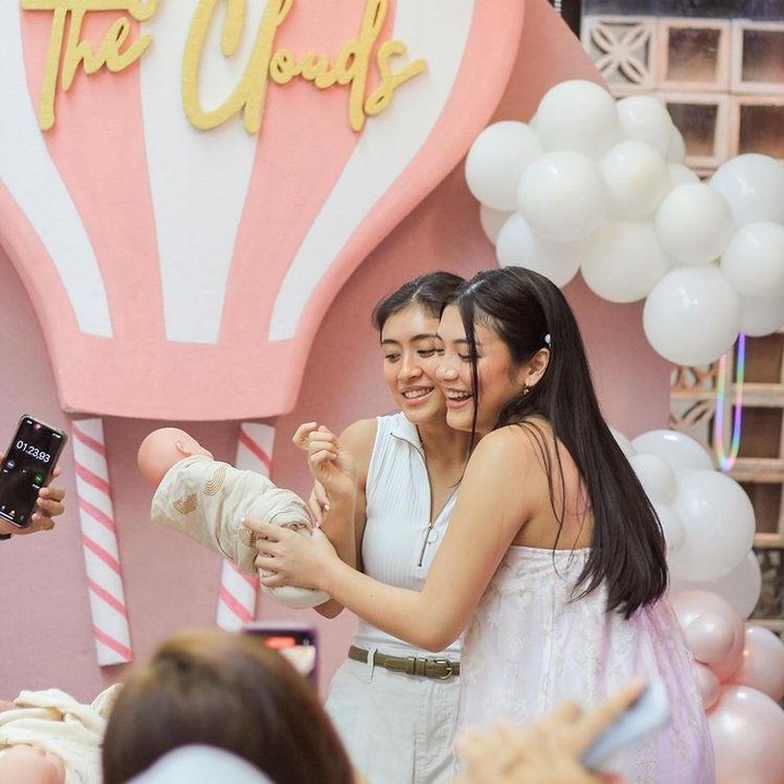 <p>Nuansa warna pink dan putih di baby shower membuat banyak netizen mulai menebak jenis kelamin anak Canti nih. Banyak yang bilang, Canti sedang hamil anak perempuan. Benar enggak ya? (Foto: Instagram @cantitachril)</p>