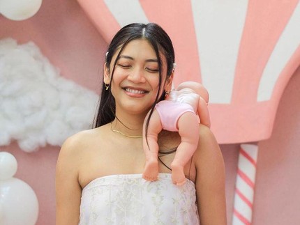 7 Potret Baby Shower Canti Tachril Bernuansa Pink dan Putih, Hamil Anak Perempuan?
