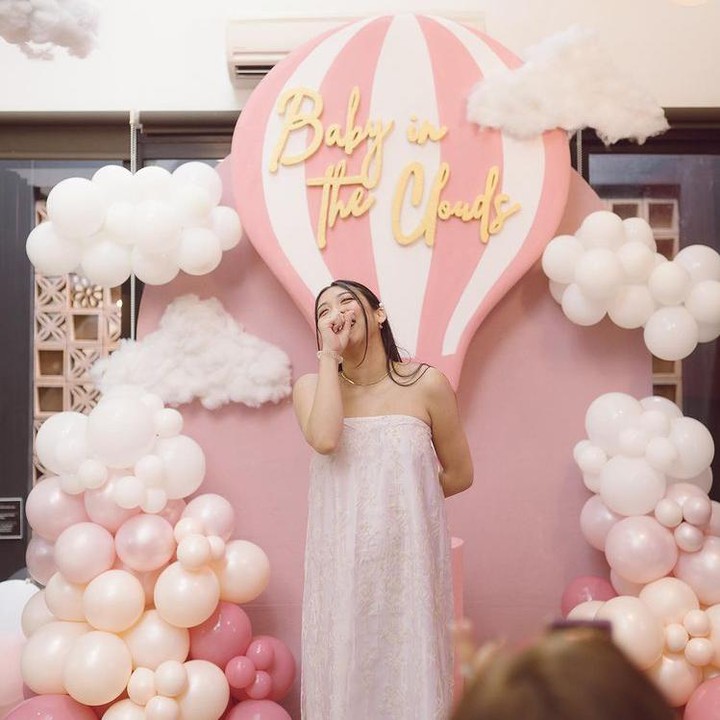 <p>Canti Tachril terlihat begitu cantik mengenakan gaun berwarna putih. Baby bump istri Adipati Dolken itu sudah tampak jelas. (Foto: Instagram @cantitachril)</p>