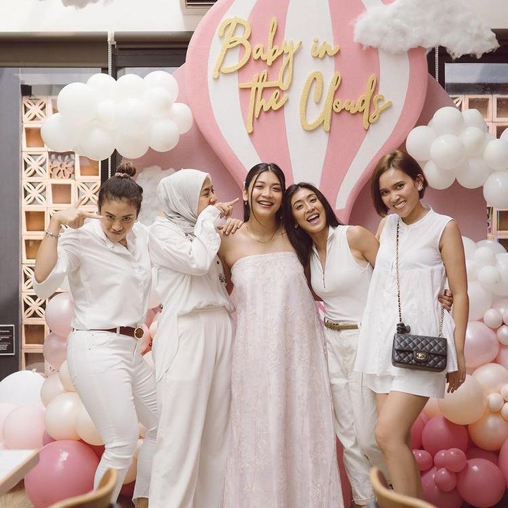 <p>Sebelum baby shower, Canti dan suaminya juga sempat menggelar acara mitoni, Bunda. Acara ini hanya berselang sekitar seminggu dari baby shower. (Foto: Instagram @cantitachril)</p>
