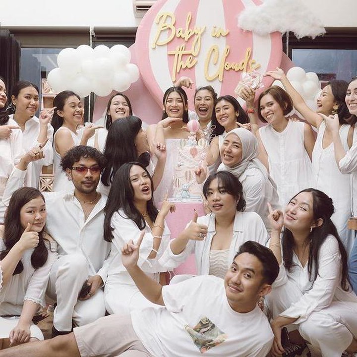 <p>Dekorasi baby shower Canti Tachril dibuat serba pink dan putih. Semua orang yang datang juga mengenakan baju putih. (Foto: Instagram @cantitachril</p>