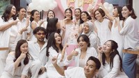 <p>Dekorasi baby shower Canti Tachril dibuat serba pink dan putih. Semua orang yang datang juga mengenakan baju putih. (Foto: Instagram @cantitachril</p>