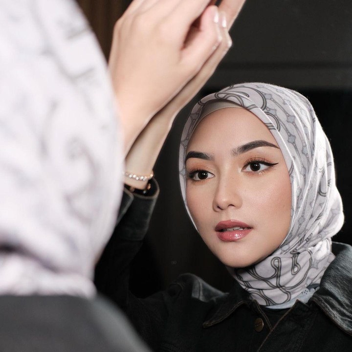 <p>Sayangnya, beberapa netizen ada juga yang berpendapat sebaliknya. Salah satunya menyarankan agar Citra Kirana tetap berdandan natural seperti biasanya. "Cantik yg sebelumnya yg natural banget," kata @ovil****. (Foto: Instagram @citraciki)<br /><br /><br /></p>