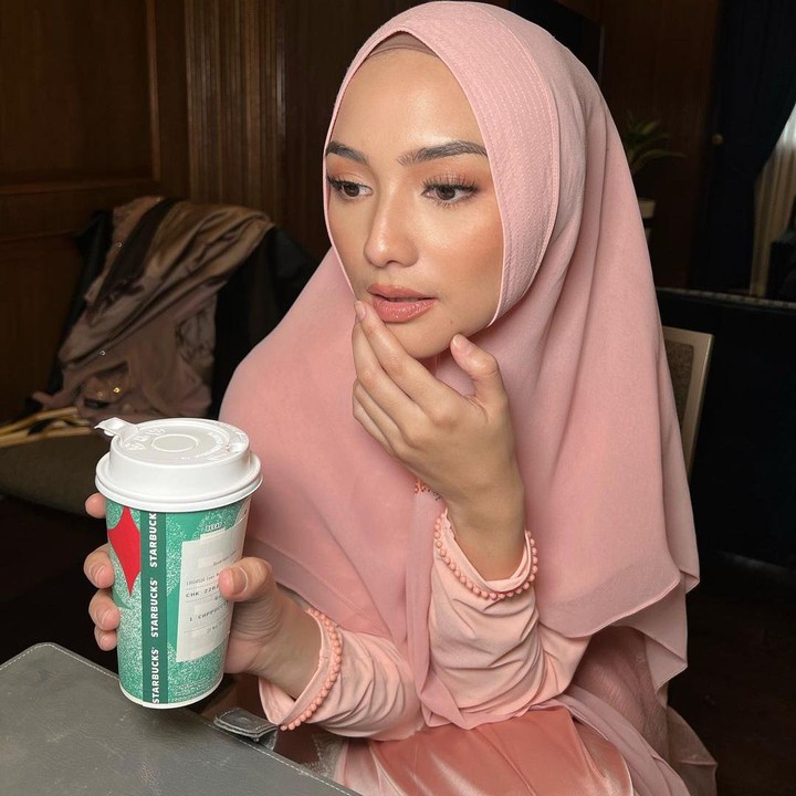 <p>Istri Rezky Aditya ini mendapat banyak pujian. Banyak yang mengatakan wanita kelahiran 28 tahun tersebut terlihat semakin cantik. "Masya allah beda bngt kk. Tambah cantik," tulis @dhean****, "Orang cantik mh gmna gaya nya mh ttep cantik," sambung @eky****. (Foto: Instagram @citraciki)<br /><br /><br /></p>
