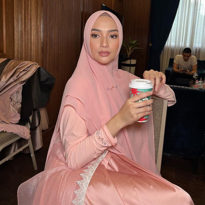 <p>Beberapa waktu yang lalu, Citra Kirana mengunggah beberapa potret, Bunda. Dalam postingan tersebut, Bunda seorang anak ini memang terlihat bikin pangling dengan <em>make-up</em>-nya. (Foto: Instagram @citraciki)<br /><br /><br /></p>