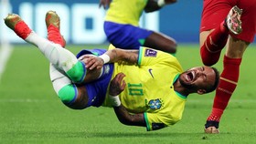 FOTO: Neymar Menangis dan Pincang di Brasil vs Serbia