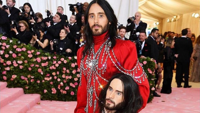 img-title Momen Gucci Paling Viral Selama Dipimpin Alessandro Michele! Ada Aksi Jared Leto Bawa Replika Kepala