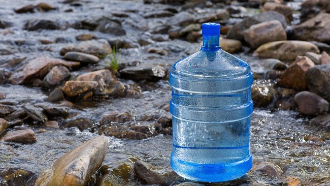 Satu Galon Berapa Liter? Ternyata Tidak Selalu Sama Lho Pernahkah terpikir, air dalam satu galon berapa liter? Nyatanya, ukuran satu galon tidak selalu baku atau sama.