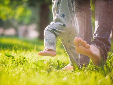 Benarkah Jalan Nyeker Bisa Atasi Kebiasaan Anak Menolak Makan?