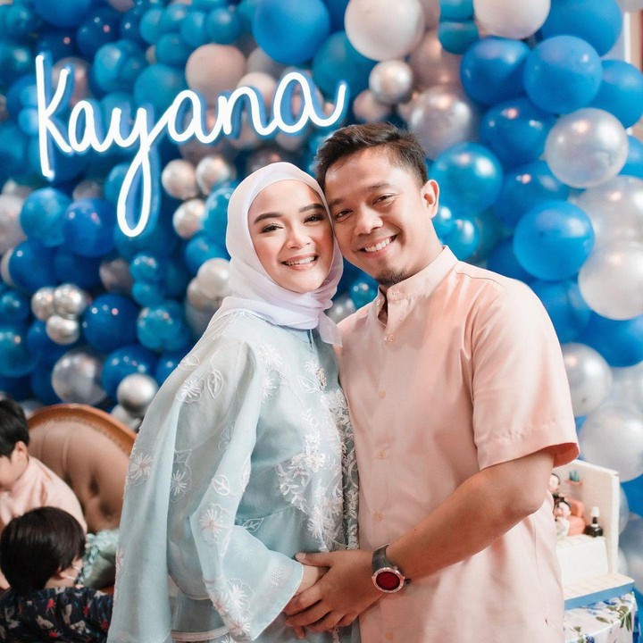 <p>Ini merupakan momen Sheza yang dalam kondisi hamil, merayakan ulang tahun suaminya. Ia berkata bahwa kado untuk suaminya adalah Si Kecil di dalam kandungannya. (Foto: Instagram/shezaidris)</p>