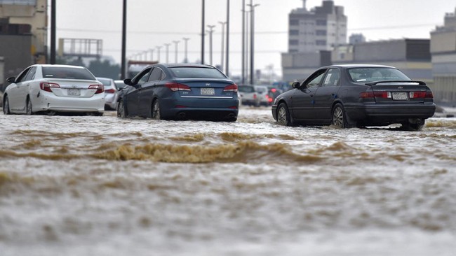 Banjir dan hujan lebat di utara Saudi menyebabkan penutupan jalan hingga banjir bandang di Al-Ula dan Madinah.