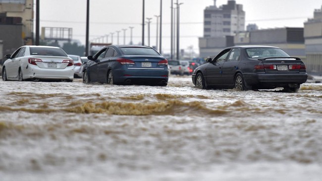 Fenomena Alam Ekstrem: Hujan Deras Sebabkan Banjir Bandang Melanda Madinah
