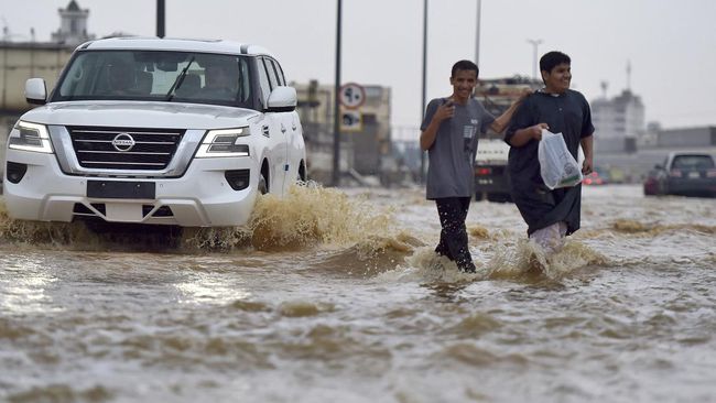 Kota Jeddah, Arab Saudi, diterjang banjir bandang pada Kamis (24/11) waktu setempat, dua orang dilaporkan tewas.