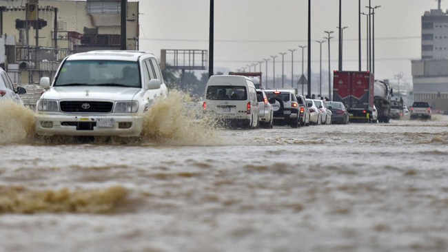Seorang warga negara Indonesia (WNI) di Arab Saudi menceritakan kerepotan ketika banjir melanda Jeddah.