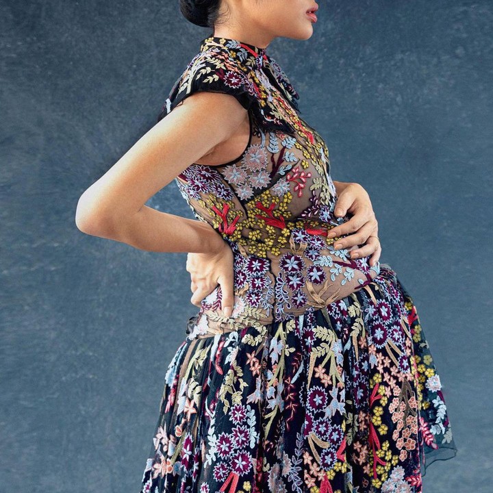 <p>Kali ini, Tiffany berpose menyamping sambil memegang <em>baby bump</em> yang sudah sagat menonjol. Sepertinya pose memegang perut saat hamil memang jadi salah satu hal yang tidak boleh dilewatkan ya Bunda. (Foto: Instagram @tiffanysoetanto)</p>