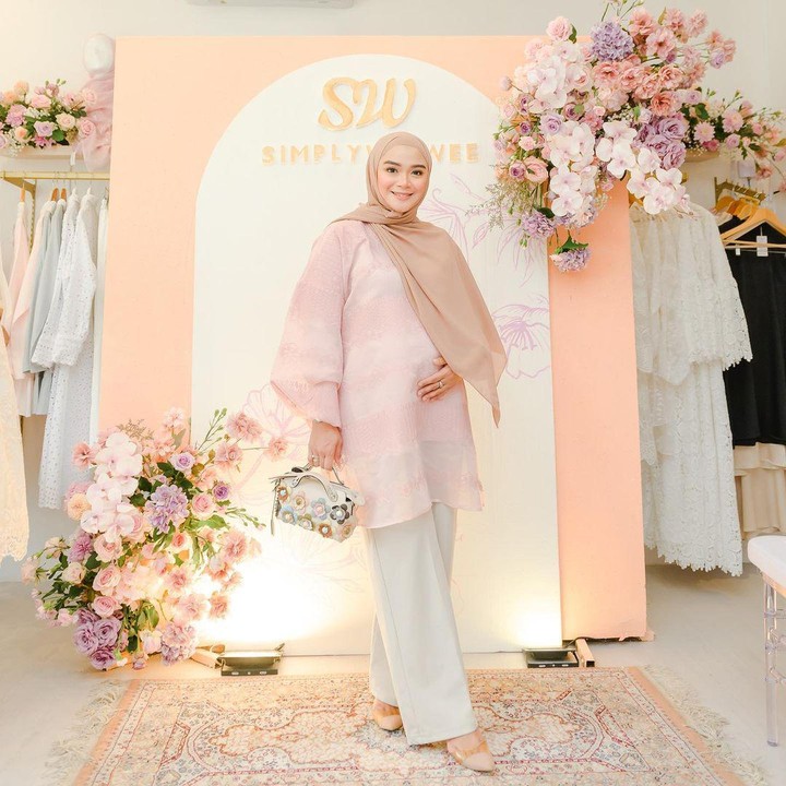 <p>Kehamilan kedua Sheza ini sudah memasuki usia 8 bulan, Bunda. Dalam kondisi hamil, ia tetap tambil modis ya. “Siapa disini yang lagi hamil dan pinginnya gaya terusss?” kata Sheza dikutip dari instagram @shezaidris. Tampaknya Sheza menyadari ia jadi senang berdandan sejak hamil nih. (Foto: Instagram/shezaidris)</p>