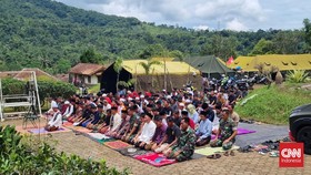 Korban Gempa Cianjur Salat Jumat di Posko Pengungsian