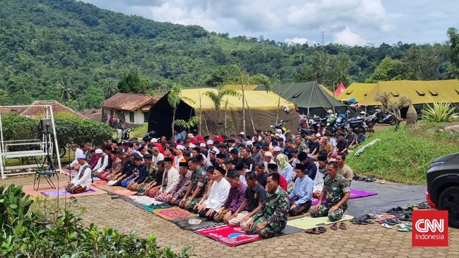 Salat Jumat digelar di tanah lapang yang terletak persis di sebelah tenda-tenda pengungsi. Suasana khusyuk terlihat dari raut muka jemaah salat.