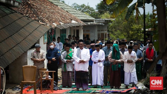FOTO: Salat Jumat di Tengah Puing Gempa Cianjur