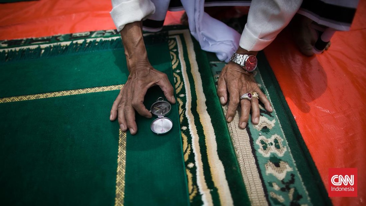 FOTO: Salat Jumat di Tengah Puing Gempa Cianjur