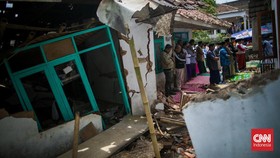 FOTO: Salat Jumat di Tengah Puing Gempa Cianjur