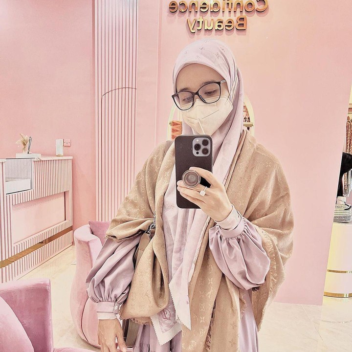 <p>Melihat postingan tersebut, netizen dan penggemar banyak yang meninggalkan komentar, Bunda. Sebagaian besar mengaku kagum dan meninggalkan doa terbaik untuknya. "Masya Allah Tabaarokallah, seneng bgt liat proses hijrahnya teh Bella. SMG Istiqomah ya neng hingga akhir hayatnya. Dan SMG senantiasa Dikumpulkan bersama orang2 yg Sholih.. Aamiin," tulis akun @dea****. (Foto: Instagram @laudyacynthiabella)<br /><br /><br /></p>