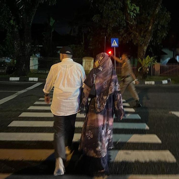<p>Dalam kolom caption, Laudya Cynthia Bella menceritakan beberapa hal. Pertama, ia bersyukur karena bisa mengunjungi kampung halaman ayahanda selama 2 hari. "Alhamdulillahillazi bini’matihi tatimushalihat dua hari di padang bisa nemenin Papa pulang kampung," tuturnya, dikutip dari akun @laudyacynthiabella. (Foto: Instagram @laudyacynthiabella)<br /><br /><br /></p>