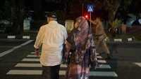 <p>Dalam kolom caption, Laudya Cynthia Bella menceritakan beberapa hal. Pertama, ia bersyukur karena bisa mengunjungi kampung halaman ayahanda selama 2 hari. "Alhamdulillahillazi bini’matihi tatimushalihat dua hari di padang bisa nemenin Papa pulang kampung," tuturnya, dikutip dari akun @laudyacynthiabella. (Foto: Instagram @laudyacynthiabella)<br /><br /><br /></p>