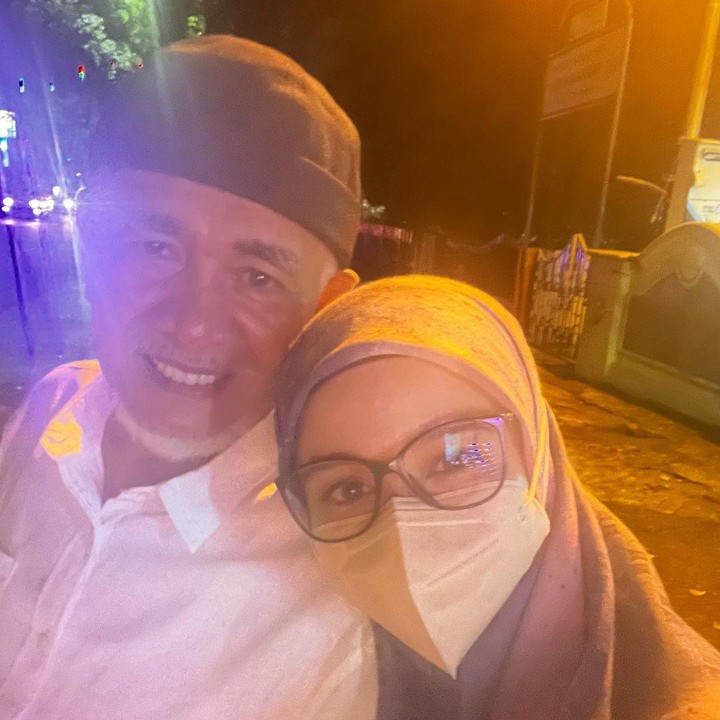 <p>Kemudian, bintang film <em>Surga yang Tak Dirindukan</em> ini juga bercerita soal aktivas di sana. Selain cek toko, ia bersama sang ayah jalan-jalan dan wisata kuliner nih, Bunda. "Cek store L, foto untuk series terbaru, jalan jalan dan Kuliner. Kuliner nya MasyaAllah, Kota Padang selalu dihatiii," tuturnya. (Foto: Instagram @laudyacynthiabella)<br /><br /><br /></p>